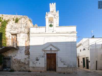 �In precedenza c�era un�altra torre meno alta che sorgeva sui ruderi dell�antica chiesetta della Madonna delle Grazie, ancora visibile sul retro � spiega l'esperto Di Gioia �. Entrambe, da tempo instabili e pericolanti, crollarono e il Comune decise di ricostruire almeno una torre dell�orologio�